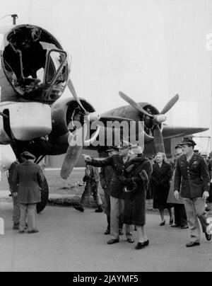 La duchesse de Kent avec le général Doolittle, voit une forteresse de sa mission sur l'Allemagne avec son front soufflé. L'équipage n'a pas été blessé. H.R.H. la duchesse de Kent visite 305 groupe des États-Unis loin 8th. L'armée de l'air et voit les forteresses revenir d'une mission à l'aérodrome de Fassberg, juste au nord de Brunswick, en Allemagne. 28 mai 1945. (Photo de Sport & General Press Agency, Limited). Banque D'Images