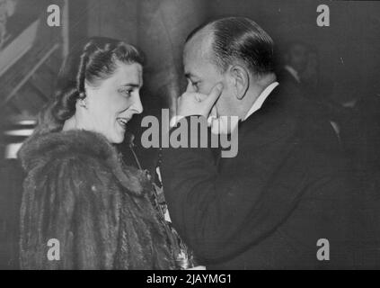 H.R.H. la duchesse de Kent discutant avec M. Noel Coward. H.R.H. la duchesse de Kent assiste au premier ministre du film. La première représentation du nouveau film de M. Noel Coward, « Brief Encounter », a été donnée au nouveau cinéma de la galerie, le 26th novembre. 27 novembre 1945. (Photo de Sport & General Press Agency, Limited) Banque D'Images