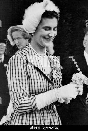 Un Posy pour la duchesse - la duchesse de Kent, tenant une posy d'Alexandra Roses, vu à l'extérieur de l'Hôtel de ville de Westminster ici pendant son tour d'inspection. Elle porte une robe à carreaux bleus et noirs avec un chapeau de plumes blanc. La duchesse de Kent, les présidents de l'organisation de jour de l'Alexandra Day qui aide les personnes âgées paralyse, les enfants et les infirmes, a fait une tournée d'inspection des dépôts de Londres de l'organisation à jour (mardi), lors de la célébration de 38th de la Journée Alexandra. 21 juin 1949. (Photo par Planet News) Banque D'Images