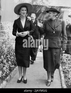 Duchesse au Flower Show - la Duchesse de Kent, portant un chapeau de paille à large rebord avec un costume dépouillé, photographiée pendant qu'elle a visité le Chelsea Flower Show au Royal Hospital Chelsee, Londres, aujourd'hui (mardi). Le salon s'ouvre au public demain. 23 mai 1950. (Photo de Reuterphoto). Banque D'Images