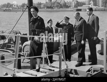 Occasion royale à neuf Elms - la duchesse de Kent quittant le navire à moteur 'Accum' un des colliers du conseil, après l'avoir inspecté. Saluant la duchesse, est le maître du navire, le capitaine Jas. Allon. Son altesse Royale la Duchesse de Kent a donné aujourd'hui la cérémonie d'ouverture de la nouvelle usine de charbon déchargé et de la cantine des travaux de la North Thames Gas Board à Nine Elms, Londres, S.W. 21 mai 1952. (Photo de C. Sanderson, Paul Popper Ltd.). Banque D'Images