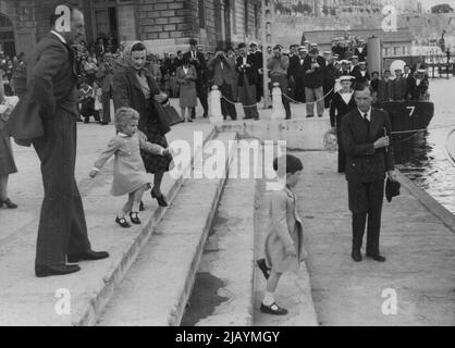 En bas des marches vers le quai à la Valette, Malte, va Prince Charles. Et sauter après lui, dans le style attendre-moi, suit la princesse Anne. Mais même si Anne, aux cheveux dorés, est allée aussi vite qu'elle pouvait l'aller, elle ne pouvait pas suivre les jambes plus longues de Charles. Les enfants retournaient au yacht royal Britannia après avoir passé un après-midi à terre. Avec la princesse Anne est son Artie Edwina - Lady Mountbatten. 26 avril 1954. (Photo par Daily Mirror). Banque D'Images