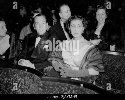 Duchesse dans les étals - la duchesse de Kent, avec Noil Coward, assiste à la première nuit de la saison des Ballets de Paris au Stoll Theatre, Kingsway, Londres, ce soir (lundi). 30 novembre 1953. (Photo de Reuterphoto). Banque D'Images