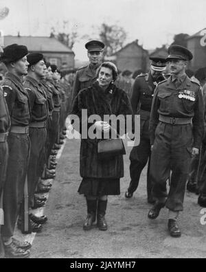 La duchesse de Kent offre Godspeed aux troupes de Malaya - la duchesse de Kent, colonel en chef, porte des bottes chaudes alors qu'elle inspecte le bataillon 1st du Royal West Kent Regiment - qui partira bientôt pour Malaya à Shorncliffe, Kent, aujourd'hui (mercredi). Derrière la duchesse se trouve le lieutenant-colonel A. Martyn, commandant du régiment. 10 janvier 1951. (Photo de Reuterphoto). Banque D'Images