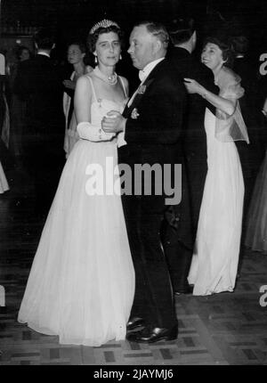 Bal à Albert Hall, Londres. La duchesse de Kent danse avec le duc de Norfolk au bal de Coronation à l'Albert Hall ce soir. 27 mai 1953. Banque D'Images