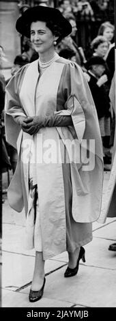 Duchesse reçoit un doctorat à Cambridge - dans des robes universitaires, la Duchesse de Kent marche en procession des vieilles écoles au Sénat à Cambridge ce soir (lundi) pour recevoir le diplôme honorifique de docteur en droit de l'Université. 13 juillet 1953. Banque D'Images