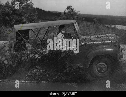 Un grand Splash par la Jeep britannique -- Indian et Pakistan Defense Chiefs Watch -- être démontrés sur un terrain accidenté à Bagshot, Surrey, est la nouvelle Jeep britannique, semblable en fonction de la Jeep américaine, mais avec une performance améliorée de tous les tours. Il a une grande mobilité à travers le pays et peut atterrir à partir de l'embarcation d'assaut - le moteur continue à fonctionner sous l'eau. Il est équipé d'un moteur quatre cylindres de 80 chevaux. La démonstration a été surveillée par des représentants du gouvernement britannique et des chefs de la « barrière » d'Inde et du Pakistan. La nouvelle jeep sera probablement disponible pour l en Inde, au Pakistan et dans d'autres pays Banque D'Images