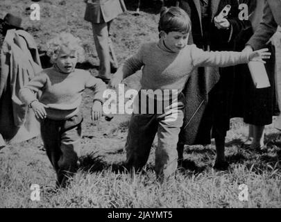 Au spectacle équestre -- le Prince Charles, dans les macaques et les sueurs de Corduroy avec la princesse Anne au troisième jour des épreuves de chevaux européennes dans le Grand parc de Windsor aujourd'hui, 20 mai. 24 août 1955. Banque D'Images