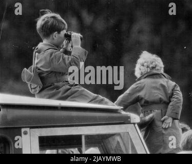 Une vue royale -- la princesse Anne et son frère, le duc de Cornwall utilisent des jumelles pour observer le saut dans les sentiers européens d'aujourd'hui (vendredi) à Windsor Great Park. Au Royal Party, la Reine, le duc d'Édimbourg, la princesse Margaret et la princesse royale ont été les suivants. 20 mai 1955. Banque D'Images