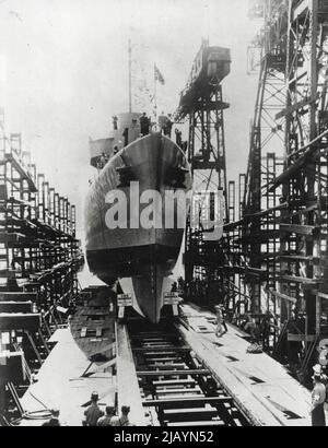 Ce navire de guerre américain a été construit en seulement 60 jours pour établir le record de tous les temps -- Un nouveau destroyer des États-Unis prend en mer à une cour de marine de la côte est -- seulement 60 jours après que sa quille a été posée. Le temps de construction a établi un record de vitesse de tous les temps pour les navires de son type et de sa conception. Dans des conditions normales, il faudrait 163 jours pour construire un tel navire. 31 octobre 1942. (Photo d'Interphoto News Pictures Inc.). Banque D'Images