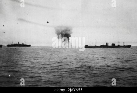 Bombardement d'un convoi britannique sur l'Atlantique -- cette photo rare de la bataille de l'Atlantique en cours montre une bombe aérienne qui explose dans un coup direct sur la sécurité britannique du S.S. lors d'une attaque par des bombardiers allemands sur un convoi britannique dans l'Atlantique Nord. Le navire a coulé après l'attaque. 25 septembre 1941. (Photo d'ACME). Banque D'Images