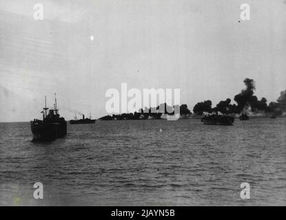 La plus grande expédition seaborne dans l'histoire ouvre le mouvement allié vers l'axe de balayage de la Méditerranée -- Destroyers posant un écran de fumée protecteur ***** Les transports au large d'Alger. La Royal Navy britannique a joué un rôle majeur dans la plus grande opération combinée du monde lorsque le convoi de 500 navires transportait en toute sécurité des troupes alliées en Afrique du Nord française, où des débarquements simultanés ont été effectués à des points stratégiques. 19 novembre 1942. (Photo par British Official Photograph). Banque D'Images