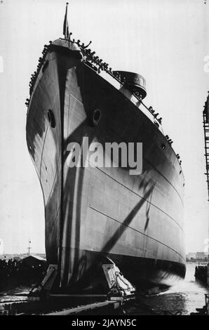 253 navires soit lancés ou commencés en une semaine comme U.S. Celebore anniversaire de Liberty Ship -- Un transporteur de fret de 10 000 tonnes glisse sur les chemins d'un chantier naval de la côte est des États-Unis pendant la semaine anniversaire un an après le premier Liberty Ship a été lancé. Ce navire, qui sera transféré à la ligne sud-africaine américaine, est l'un des 253 soit lancé ou commencé au cours de la semaine. Au total, plus de 500 navires avaient été lancés à la fin de la première année, ce qui marquait que les experts ont dit que l'objectif du président Roosevelt de 3 000 000 tonnes de poids mort dans le chantier naval américain était plus que assuré Banque D'Images