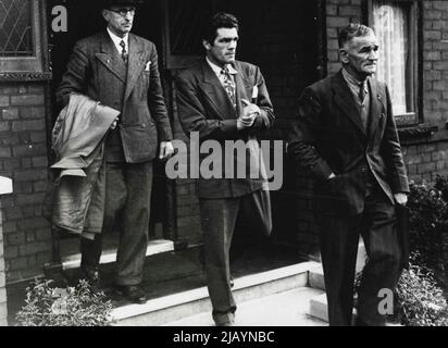 Champion voit Spécialiste -- Freddie Mills (centre) ***** ted Broadribb (à droite), responsable des films X-Ray du champion, et un fonctionnaire du British Boxing Board of Control, qui part voir une liste spéciale de Londres ce soir. Freddie Mills, 28 ans, champion du monde de boxe poids lourd léger, a été informé à la nuit ***** sera en mesure de la boîte à nouveau. il ***** pas, comme on le craignait, de renoncer ***** cernelle à travers les lésions de la colonne vertébrale 20 août 1948. Banque D'Images