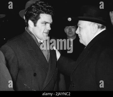Un champ à l'autre -- Winston S. Churchill, chef du parti conservateur britannique, donne un pat amical sur l'épaule au boxeur Freddie Mills à la gare de Paddington ce matin 8 février. Freddie faisait partie des gens réunis pour voir Churchill à Cardiff Churchill Churchill s'admettra à une réunion de masse de 50 000 personnes dans un terrain de football de Cradiff, au pays de Galles, dans le cadre de sa campagne électorale. 27 février 1950. (Photo par photo de presse associée). Banque D'Images