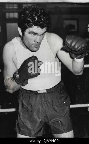 Le boxeur anglais Freddie Mills a un coeur mou dans sa poitrine de canon. Freddie Mills (haut de la page), champion du monde de poids lourds léger. ***** Freddie Mills, un méchant timide, était un Idol de boxe britannique, mais a perdu un peu de fonte lorsqu'il a perdu le titre de poids lourd léger de son monde à Joey Maxim, aux États-Unis, en janvier dernier. 01 octobre 1950. Banque D'Images