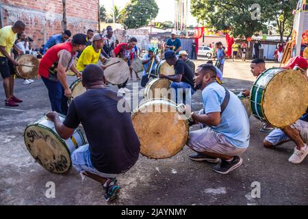 Goiania, Goiás, Brésil – 22 mai 2022 : détail d'un groupe de fêtards, utilisant des instruments à percussion, répétition pour les Congadas de Goiânia. Banque D'Images