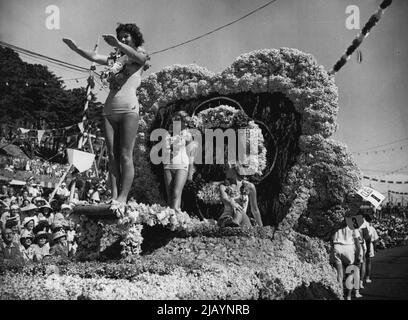 Carnaval floral à Jersey - l'un des nombreux beaux tableaux au premier carnaval d'après-guerre de Jersey (îles Anglo-Normandes) et la bataille des fleurs. Dans un feu de couleurs, Pulchritude humain et floral ont été défilés dans les rues de Saint-Hélier, puis les juges ont entrepris la difficile tâche de choisir les gagnants après quoi, avec une douche de pétales, la bataille a commencé. 02 août 1951. (Photo de Paul Popper, Paul Popper Ltd.). Banque D'Images