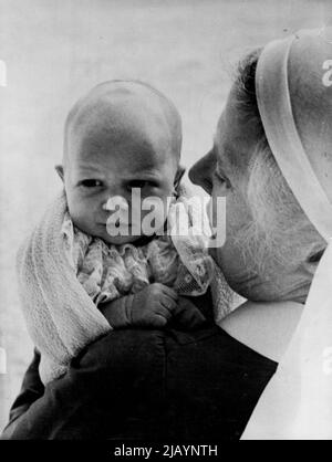 Première photo de la princesse Anne -- la princesse Anne, fille de la princesse Elizabeth et du duc d'Édimbourg, est vue dans les bras de la sœur Helen Rowe, infirmière responsable, dans cette photo Cecil Beaton faite à Clarence House, Londres, le 14 septembre. Le bébé, qui sera connu sous le nom de princesse Anne Elizabeth Alice Louise d'Édimbourg. Est né à Clarence House le 15 août 1950. Sœur Rowe a assisté au premier enfant de la princesse Elizabeth, le prince Charles, qui aura deux ans en novembre. 15 septembre 1950. (Photo par photo de presse associée). Banque D'Images