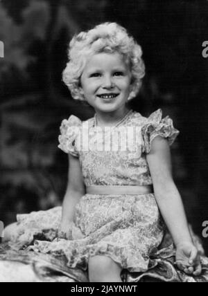 Photo de la princesse Anne prise spécialement à l'occasion de son quatrième anniversaire par Marcus Adams. Elle porte une grenouille de voiles figurées sur taffetas avec un collier rose corail et perle. La princesse Anne a quatre ans aujourd'hui - et cet après-midi, de jeunes invités se sont joints à la princesse et à son frère, le prince Charles, lors d'une fête de thé d'anniversaire au château de Balmoral. Un gâteau-éponge spécial glacé a été fait par M. Ronald Aubrey, le chef royal. Les enfants royaux accompagnent aujourd'hui la Reine à un service dans l'église Craithie près du château Balmoral. C'était la première fois que la princesse Anne assistait à un service dans le c Banque D'Images