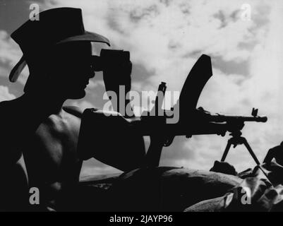 Avec les Australiens en Corée -- comme le disque tombe sur la ligne de front en Corée, Pte A.W. 'Jack' Keen, membre du troisième Bataillon, Royal Australian Regiment, d'Albury, Nouvelle-Galles du Sud, scanne le front chinois avec des jumelles pour détecter des signes de mouvement qui agissent comme cible pour son Bren Gun. 15 août 1952. (Photo de British Commonwealth public relations, Tokyo). Banque D'Images