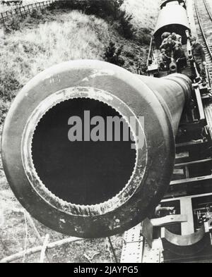 British Big Gun: Ce Howitzer monté sur une voiture de chemin de fer est nommé "le pistolet de sa majesté Buche-Buster", selon des sources britanniques qui ont dit que le canon est utilisé par le commandement du sud-est. 15 septembre 1941. (Photo par photo de presse associée). Banque D'Images