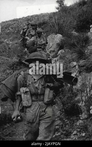 P.I.A.T. Anti-Tank Gunners sur 5th -- front de l'Armée. Des hommes d'infanterie britanniques sur le front de l'armée de 5th. Le canon est un PIAT (projecteur Infantry-anti-tank) la nouvelle arme d'infanterie dont la bombe 2 3/4lb peut peirce 4 pouces de la meilleure armure, épater l'intérieur d'un char et tuer l'équipage, et peut également être utilisé contre des boîtes à pilules en béton, mitrailleuse nids etc 14 avril 1944. (Photo par Sport & General). Banque D'Images