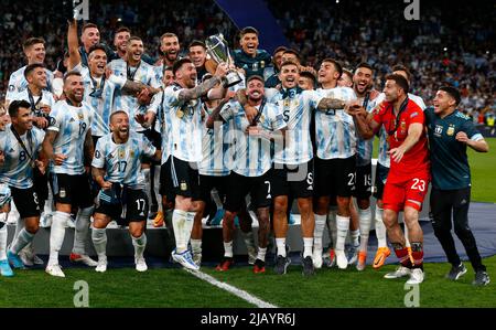Londres, Royaume-Uni. 01st juin 2022. LONDRES, ANGLETERRE - JUIN 01: Lionel Messi de l'Argentine avec Trophywent Finalissima Conmebol - coupe des champions de l'UEFA entre l'Italie et l'Argentine au stade Wembley, Londres, Royaume-Uni 01st juin, 2022 crédit: Action Foto Sport/Alay Live News Banque D'Images