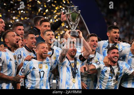 Londres, Royaume-Uni. 01st juin 2022. Lionel Messi de l'Argentine (c) lève le trophée Finalissima après le match alors que l'Argentine célèbre leur victoire. Match Finalissima 2022, Italie contre Argentine au stade Wembley à Londres, le mercredi 1st juin 2022. Usage éditorial seulement. photo par Steffan Bowen/Andrew Orchard sports photographie/Alamy Live News crédit: Andrew Orchard sports photographie/Alamy Live News Banque D'Images