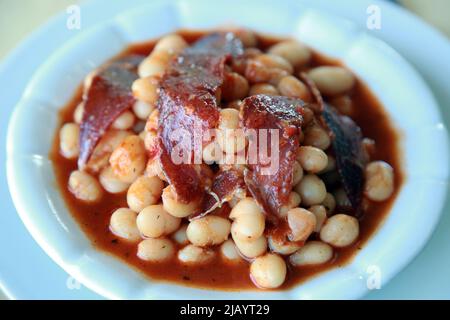 Cuisine turque traditionnelle 'Haricot Bean' (turc : Pastırmalı Kurufasülye) avec bacon sur l'assiette à dîner. Banque D'Images