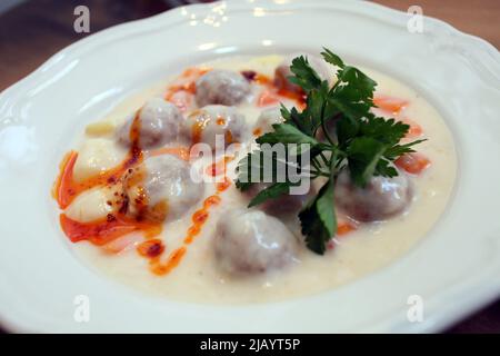 Slaps les boulettes de viande sur l'assiette à dîner. Banque D'Images