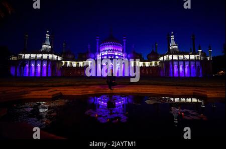 Brighton UK 1st juin 2022 - Un visiteur pose pour une photographie comme le Pavillon Royal à Brighton est illuminé dans les couleurs du Jubilé de platine de la Reine et sera chaque soir au cours des célébrations à venir : crédit Simon Dack / Alamy Live News Banque D'Images