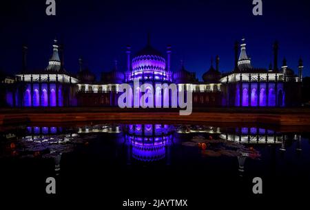 Brighton UK 1st juin 2022 - le Pavillon Royal de Brighton est illuminé dans les couleurs du Jubilé de platine de la Reine et sera chaque soir au cours des célébrations à venir : crédit Simon Dack / Alamy Live News Banque D'Images