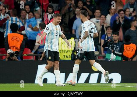 Paulo Dybala en Argentine célèbre le troisième but de son équipe lors du match de Finalissima 2022 au stade Wembley, Londres. Date de la photo: Mercredi 1 juin 2022. Banque D'Images