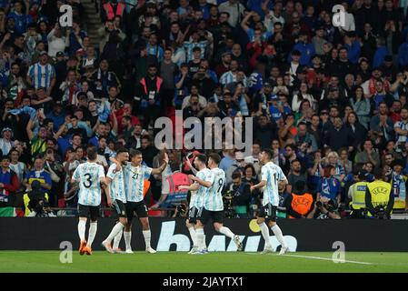 Paulo Dybala en Argentine célèbre le troisième but de son équipe lors du match de Finalissima 2022 au stade Wembley, Londres. Date de la photo: Mercredi 1 juin 2022. Banque D'Images