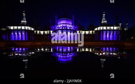 Brighton UK 1st juin 2022 - le Pavillon Royal de Brighton est illuminé dans les couleurs du Jubilé de platine de la Reine et sera chaque soir au cours des célébrations à venir : crédit Simon Dack / Alamy Live News Banque D'Images