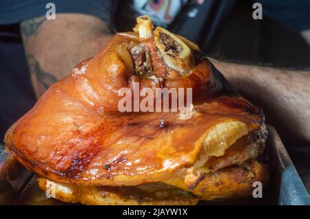 Porte-jarret de porc grillé eisbein au chou et à la moutarde sur une planche à découper en bois. Banque D'Images