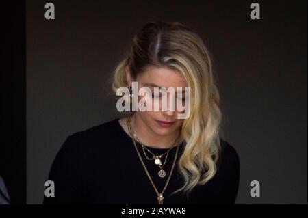 Fairfax, États-Unis d'Amérique. 01st juin 2022. L'actrice Amber Heard quitte le palais de justice du comté de Fairfax à la suite des verdicts de son procès contre Johnny Depp à Fairfax, Virginie, mercredi, 1 juin 2022. Crédit: Rod Lamkey/CNP/Sipa USA crédit: SIPA USA/Alay Live News Banque D'Images