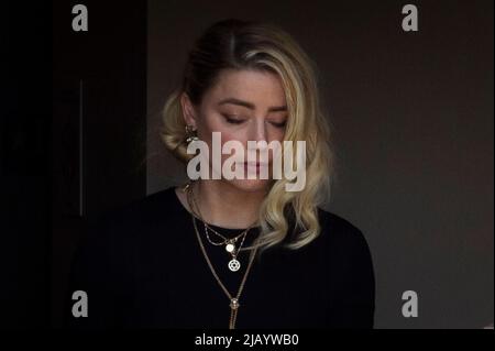 Fairfax, États-Unis d'Amérique. 01st juin 2022. L'actrice Amber Heard quitte le palais de justice du comté de Fairfax à la suite des verdicts de son procès contre Johnny Depp à Fairfax, Virginie, mercredi, 1 juin 2022. Crédit: Rod Lamkey/CNP/Sipa USA crédit: SIPA USA/Alay Live News Banque D'Images