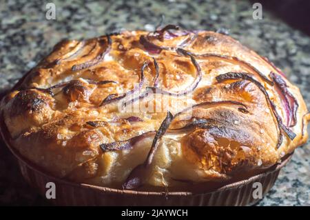 Pain italien - traditionnel deux morceaux de focaccia. La focaccia se compose de farine, huile d'olive, eau, Fleur de sel, sucre et levure, recouvert de romarin Banque D'Images