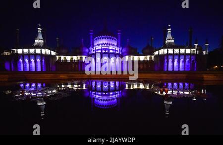 Brighton UK 1st juin 2022 - le Pavillon Royal de Brighton est illuminé dans les couleurs du Jubilé de platine de la Reine et sera chaque soir au cours des célébrations à venir : crédit Simon Dack / Alamy Live News Banque D'Images