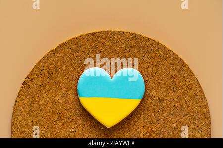 biscuit en forme de coeur de pain d'épice avec drapeau ukrainien Banque D'Images