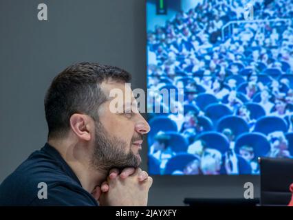 À l'occasion de la Journée internationale de l'enfance, le Président de l'Ukraine, Volodymyr Zelensky, a participé à une réunion du Conseil sur les questions relatives à la vie et à la sécurité des enfants en temps de guerre et après-guerre, présidée par Andriy Yermak, Chef du Bureau du Président. Au cours de l'événement, le Président s'est exprimé dans un format de vidéoconférence avec des enfants ukrainiens séjournant temporairement en République de Pologne et avec des étudiants de Drohobych Lyceum, parmi lesquels des résidents de différentes régions d'Ukraine. PHOTO: Bureau du Président de l'Ukraine Banque D'Images