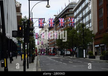 Londres City, Royaume-Uni -1 juin 2022: Londres, Bond décoration drapeau de rue. Drapeaux britanniques suspendus dans les rues de Londres. Décoration extérieure triangulaire drapeau Union Jack Banque D'Images
