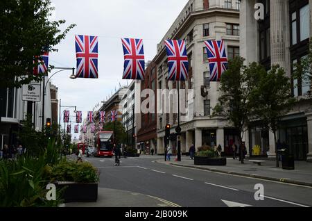 Londres City, Royaume-Uni -1 juin 2022: Londres, Bond décoration drapeau de rue. Drapeaux britanniques suspendus dans les rues de Londres. Décoration extérieure triangulaire drapeau Union Jack Banque D'Images