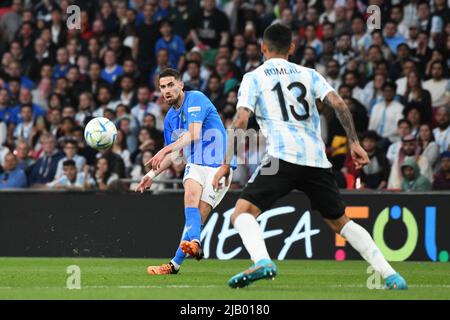 WEMBLEY, ANGLETERRE - JUIN 1 : Jorginho d'Italie passe le ballon pendant le match de Finalissima entre l'Italie et l'Argentine au stade Wembley sur 1 juin 2022 à Wembley, en Angleterre. (Photo de Sara Aribó/PxImages) crédit: PX Images/Alamy Live News Banque D'Images