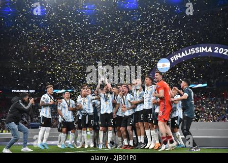 WEMBLEY, ANGLETERRE - JUIN 1 : Messi d'Argentine lève le trophée avec ses coéquipiers après avoir remporté le match de Finalissima entre l'Italie et l'Argentine au stade de Wembley sur 1 juin 2022 à Wembley, Angleterre. (Photo de Sara Aribó/PxImages) crédit: PX Images/Alamy Live News Banque D'Images