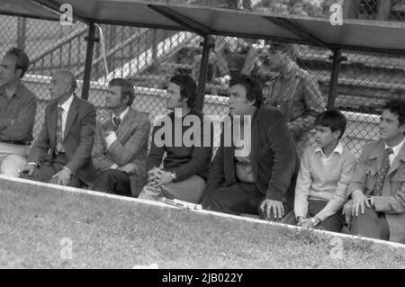 Bucarest, Roumanie, environ 1975. Le journaliste Adrian Paunescu (3rd de droite) à un match de football. Troisième et quatrième à partir de la gauche, les entraîneurs de "Rapid Bucuresti", Ilie Greavu & Ion Ionescu. Banque D'Images