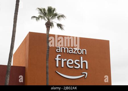 Gros plan du logo Amazon Fresh vu dans une épicerie Amazon Fresh à Irvine, Californie, le dimanche, 8 mai 2022. Banque D'Images