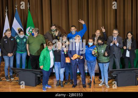 Buenos Aires, Argentine. 01st juin 2022. Le Président de la Nation Alberto Fernández a participé à l'acte de la Confédération des syndicats industriels de la République Argentine à l'anniversaire 77th de la fondation de l'Union de la mécanique et du transport automobile allié (SMATA, dans son acronyme espagnol). Le Président à la cérémonie d'adieu avec les travailleurs qui ont participé à l'événement. (Photo par Esteban Osorio/Pacific Press) crédit: Pacific Press Media production Corp./Alay Live News Banque D'Images